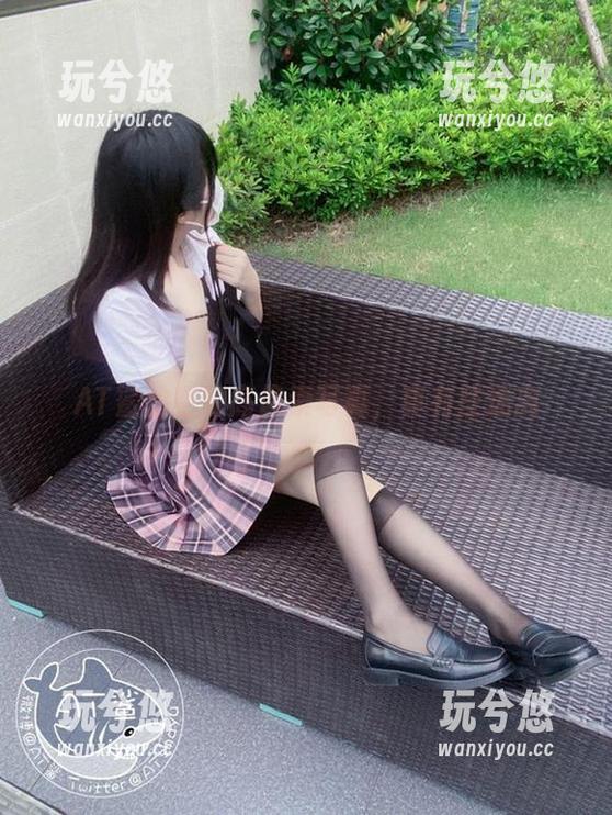 AT鲨的空姐高像素写真，真有些迷离