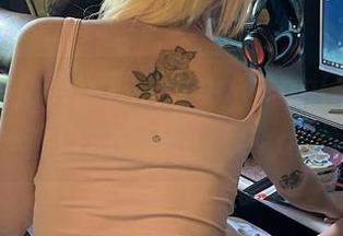 说是照片，其实就是Hyoyeon(김효연)的另一幅自拍——ArtGravia！