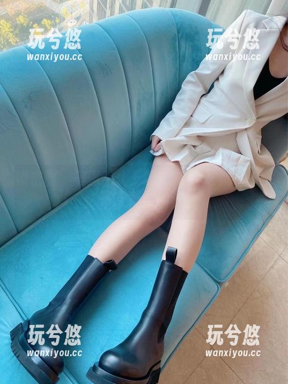 微密圈 - 美图不止于此，July芝岚的长腿又引发了一波讨论。