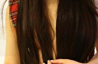 这组ROSI白色丝袜的写真，完全是给人一种“乍一看很简单，但让我多看几眼”的诱惑。