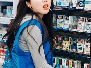透过屏幕发出的标签：yeeun孙乐乐的Loozy女王，免费图片随便拿！