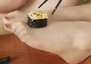 丽柜 – 私拍中的阳阳，她的圣颜有种强烈的对比感