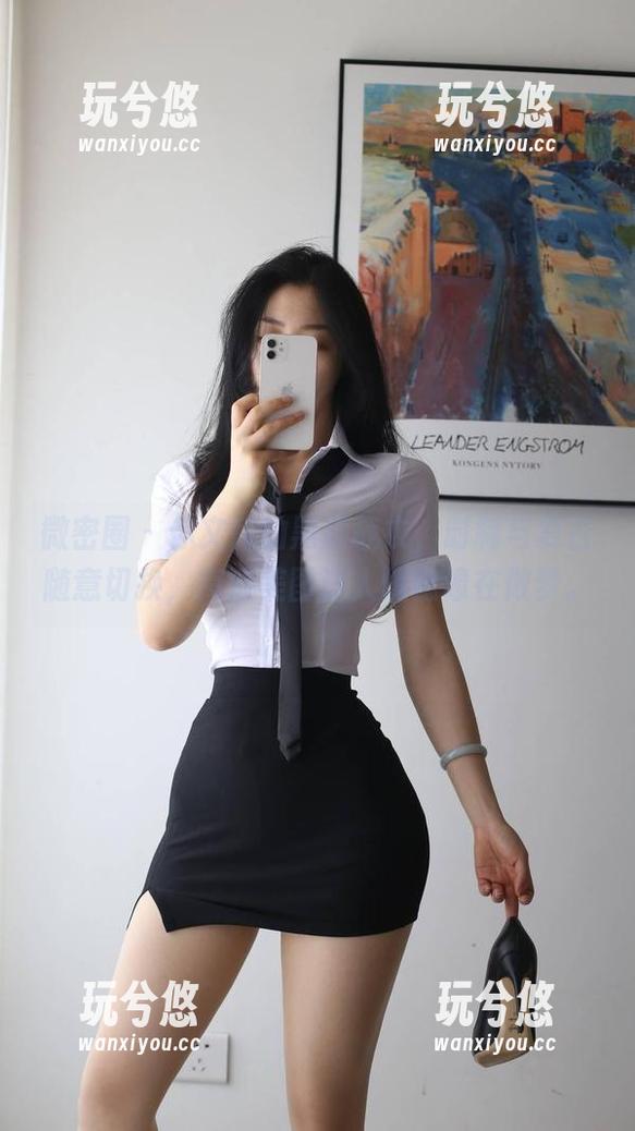 微密圈 - 你文茜的黑皮战衣，时制与复古随意切换，高清美图让人恍惚像在做梦。
