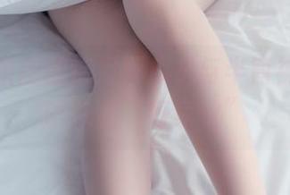 看兔玩映画的这组死库水与半筒袜，心里咕哝着“好家伙”