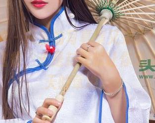 头条女神 – 筱溪的写真集又来了！最新一版脉脉含情，光是封面就让你想联想到春天的草地。