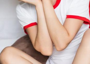 头条女神 – 最新分享：双手抱膝，陈怡曼浴缸图，你见过这样的小清新吗？