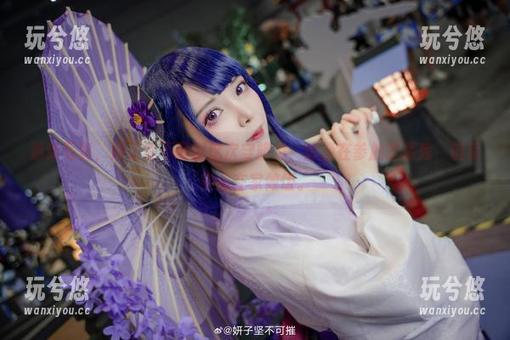 最新写真，妍子坚不可摧这次穿旗袍，好像在参加时装秀，但其实是在家做饭。