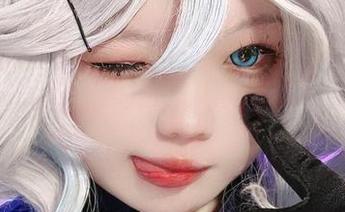 哪里有水，哪里就有小瑶幺幺，全套泳池写真——一条泳圈的幸福。