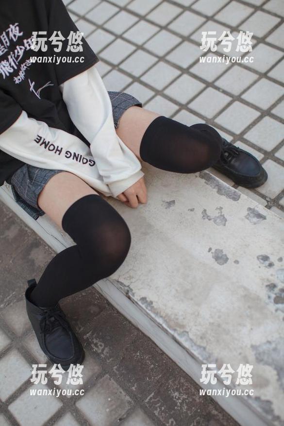 少女秩序-小鱼 少女秩序 - 存一张小鱼的镂空壁纸,想象力飘起来