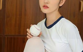 尤蜜荟 – 对于在线的张茜茹，她的写真绝对是情人梦的无声呐喊。