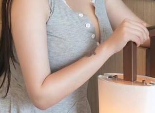 推女神 – 可乐Vicky的旗袍：让人直愣愣地盯着，酒窝也没能分散注意力。