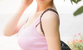 推女神 – 写真之中，施忆佳的美脚让人想多几秒。
