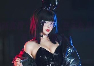写真的新高度？杏子夫人在天台那一抹优雅实在太迷人了