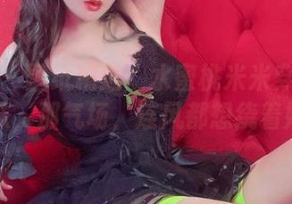 微密圈 – 壁纸精选：水蜜桃米米穿着皮裙吊带袜，那气场，连风都想绕着她转。