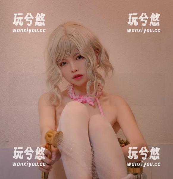 这一组cos图集中，疾走可可的职业装竟然捡到了随处可见的设计感。