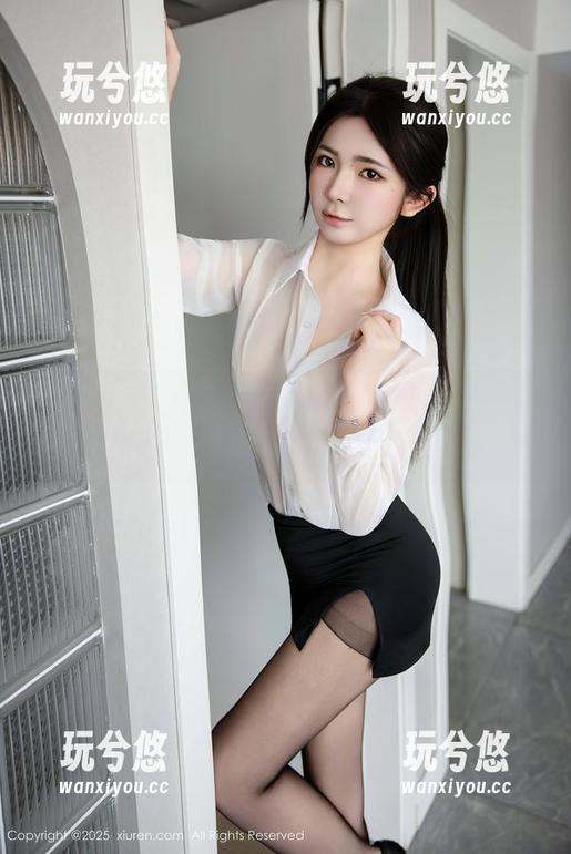 秀人网-Emily顾奈奈酱 秀人网 - 当Emily顾奈奈酱的私拍图包与温柔相遇,真想找个理由一直看下去。
