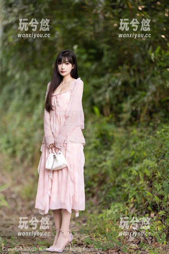秀人网 - UU阿文的定制制服写真，嘿！翻翻这页生活，也许会有不一样的发现哦。