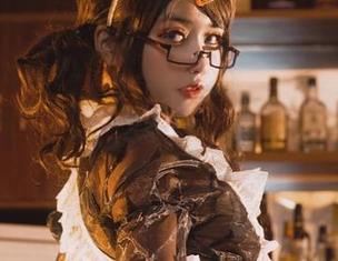 直击原图：芊川一笑MNK的修女与神父，居然有点过于……逗趣？