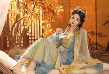走出常规的苏嫣qvq私拍图集，细腻的脚趾让我不由得脑补了一出小戏