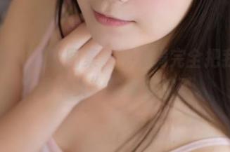 菠萝社 – 制服图集，柳侑绮完全把我脑中“乖乖女”形象打破了。