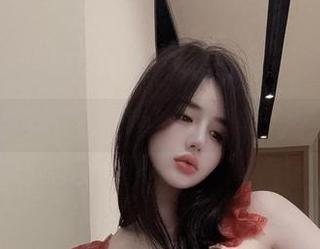 微密圈 – 私拍里，阿色玩转红色兔女郎，图里的眼神透着小调皮。