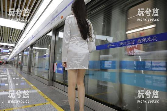 魔镜街拍-艾小青 魔镜街拍 - 艾小青的高清旗袍写真,街拍的每个细节都是挑逗我审美神经。