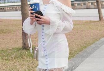魔镜街拍，定制图集，西装和百褶裙的妙搭，但我还是在想，穿高跟鞋到底是为了美还是罪？