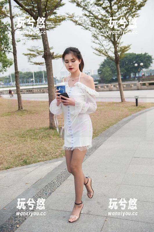 魔镜街拍，定制图集，西装和百褶裙的妙搭，但我还是在想，穿高跟鞋到底是为了美还是罪？