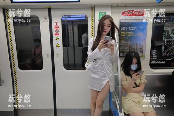 魔镜街拍 在魔镜街拍的黑丝OL无圣光合集里,商场变成你的猫步秀场!