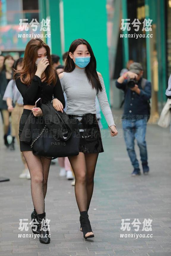 魔镜街拍图包速递，肉丝美女竟能驾驭白色高跟旗袍，这变化也太绝了吧！